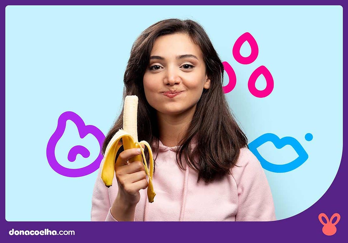 Mulher segurando uma banana em fundo colorido
