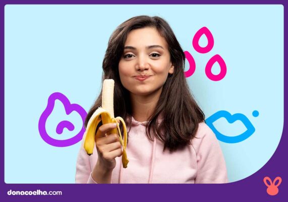 Mulher segurando uma banana em fundo colorido