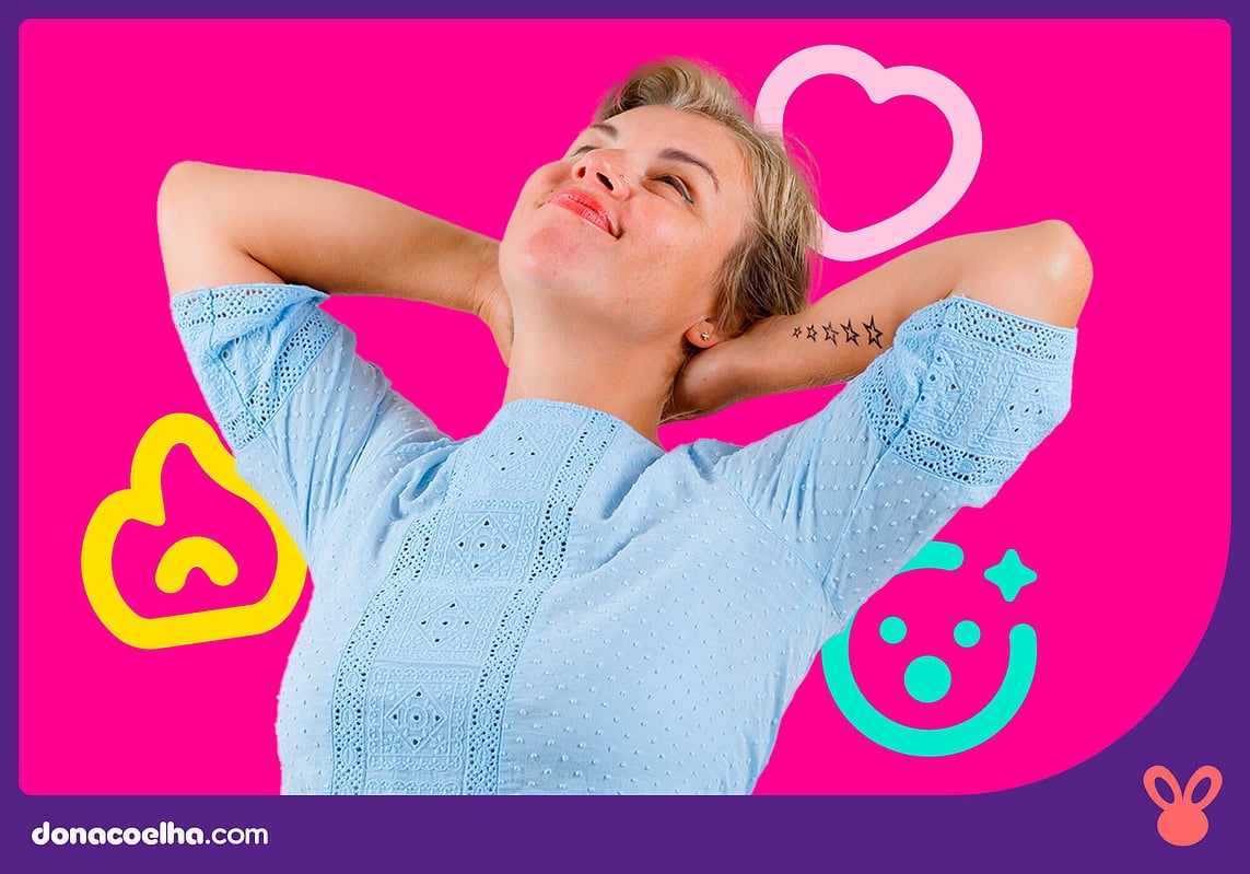Mulher sorrindo com fundo colorido