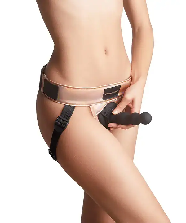 Mulher usando estimulador pélvico para exercícios íntimos.