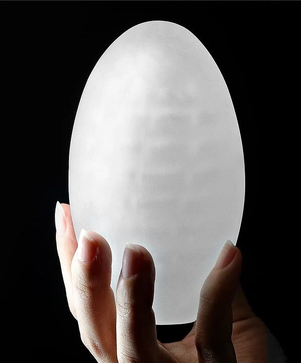 Ovo de coelho iluminado, simbolizando renovação e esperança na Páscoa.