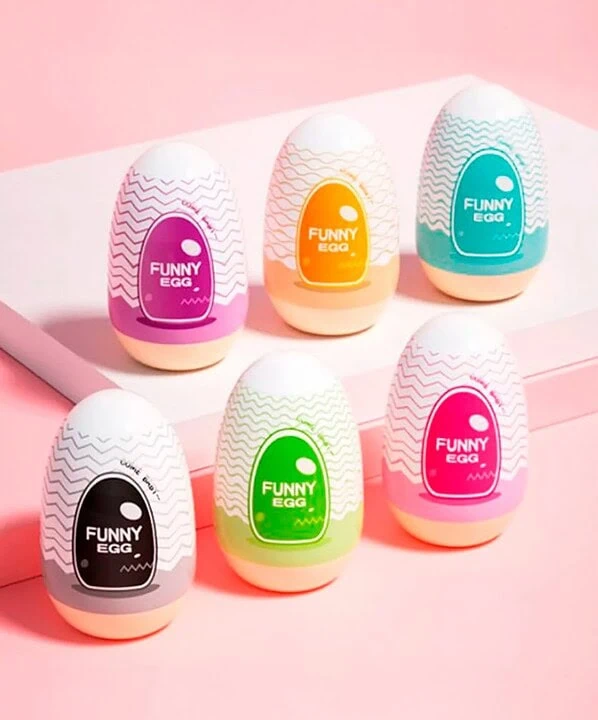Ovos de brinquedo coloridos com design divertido e mensagens engraçadas, perfeitos para crianças.