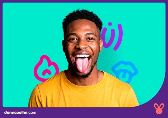 Homem sorrindo com expressão divertida e diversão colorida.
