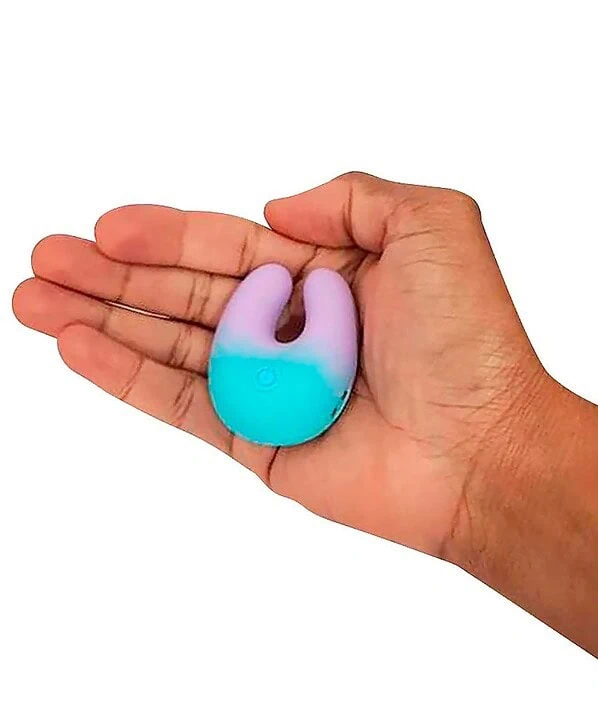 Brinquedo de pelúcia em forma de coelho, ideal para crianças, com cores suaves e design fofo.