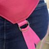 Bolsa pink com tiras e detalhes metálicos, feita com couro sintético de alta qualidade.