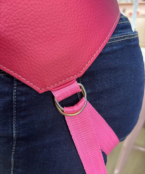 Bolsa pink com tiras e detalhes metálicos, feita com couro sintético de alta qualidade.
