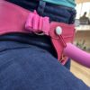 Cinto de brinquedo rosa com detalhes divertidos para crianças, ideal para brincadeiras criativas e s.