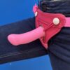 Brinquedo sexual feminino em rosa, confortável e discreto, usado na lingerie para prazer íntimo.