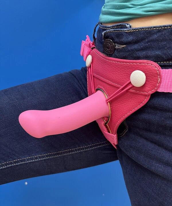 Brinquedo sexual feminino em rosa, confortável e discreto, usado na lingerie para prazer íntimo.