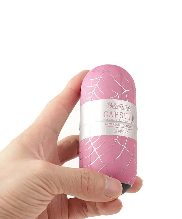 Descrição de uma cápsula de brinquedo sexual feminina rosa com detalhes em prata.