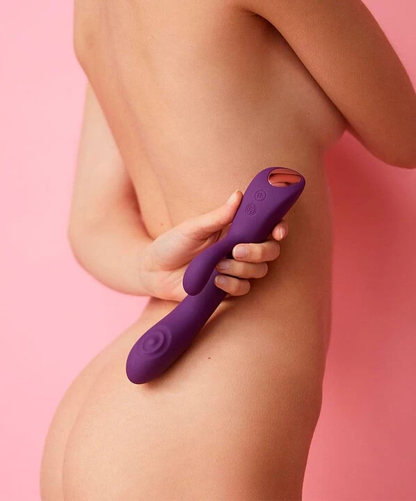 Estimulador íntimo rosa com design ergonômico para prazer feminino.