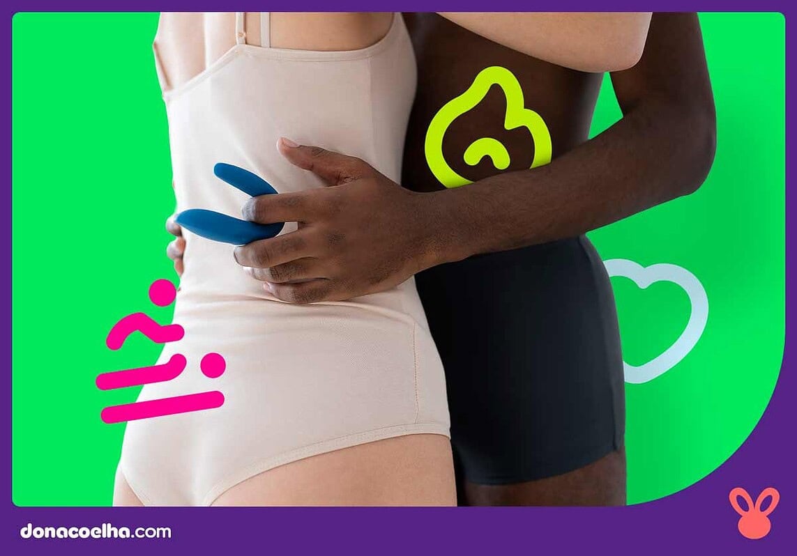 Casal se abra&ccedil;ando com brinquedos er&oacute;ticos coloridos