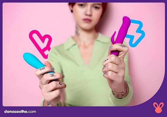 Mulher segurando brinquedos sexuais coloridos