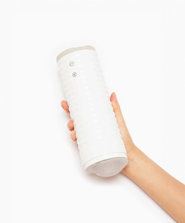 Masturbador Max 2 Lovense em mãos, produto de alta tecnologia para prazer.
