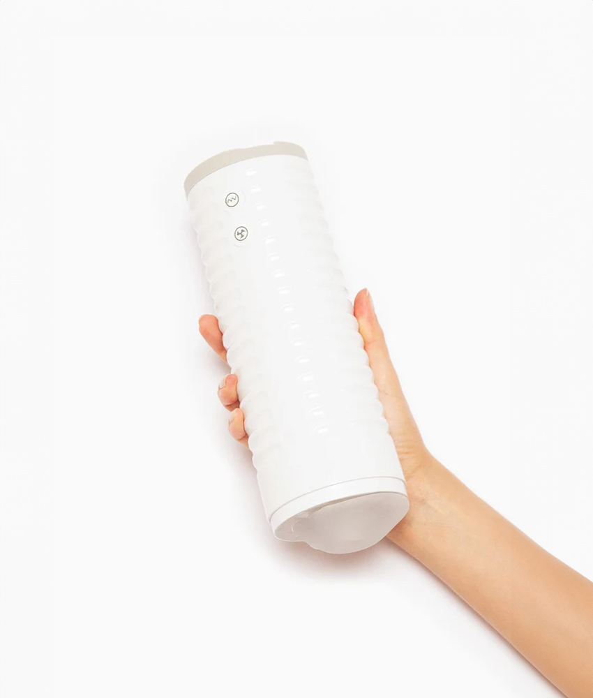 Masturbador Max 2 Lovense em mãos, produto de alta tecnologia para prazer.
