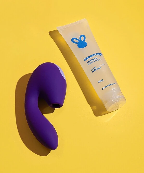 Creme hidratante Dona Coelha para cuidados da pele infantil.