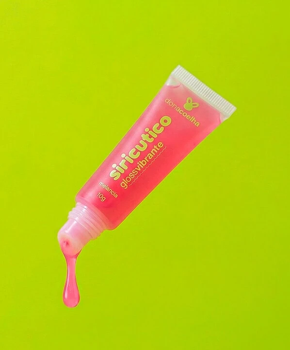 Tubo de gloss labial Dona Coelha Sílutico com brilho intenso e cor vibrante.