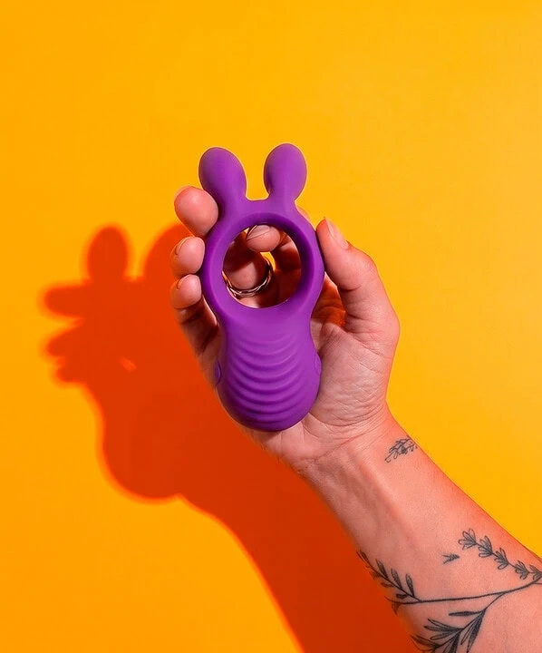 Vibrador com controle remoto em cor roxa com detalhes em rosa.