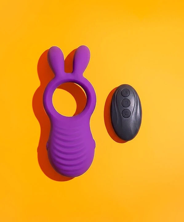Anel peniano com vibrador e controle remoto em destaque.