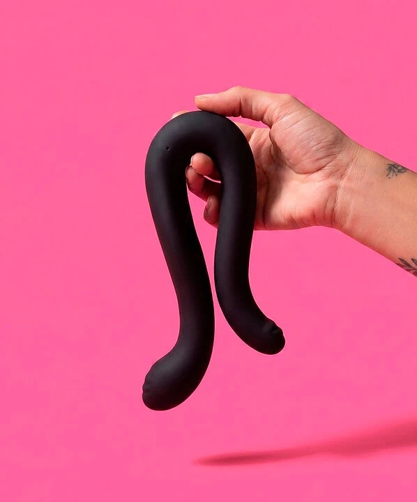 Vibrador de silicone preto em forma de S para prazer e bem-estar sexual.