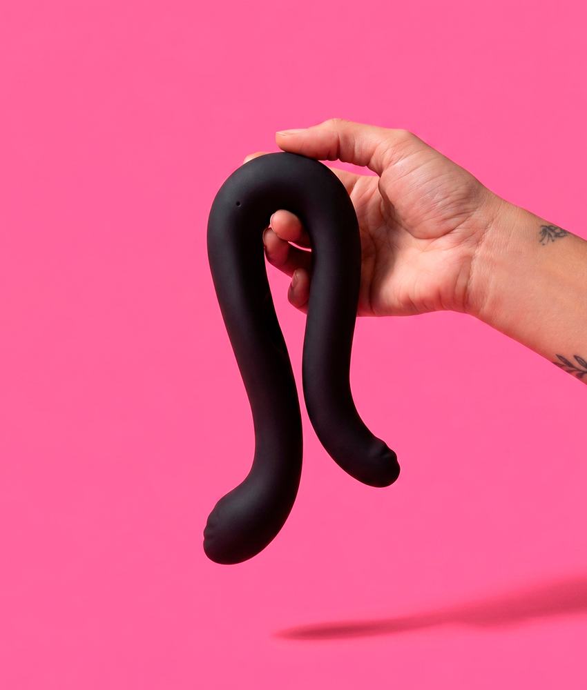 Vibrador de silicone preto em forma de S para prazer e bem-estar sexual.