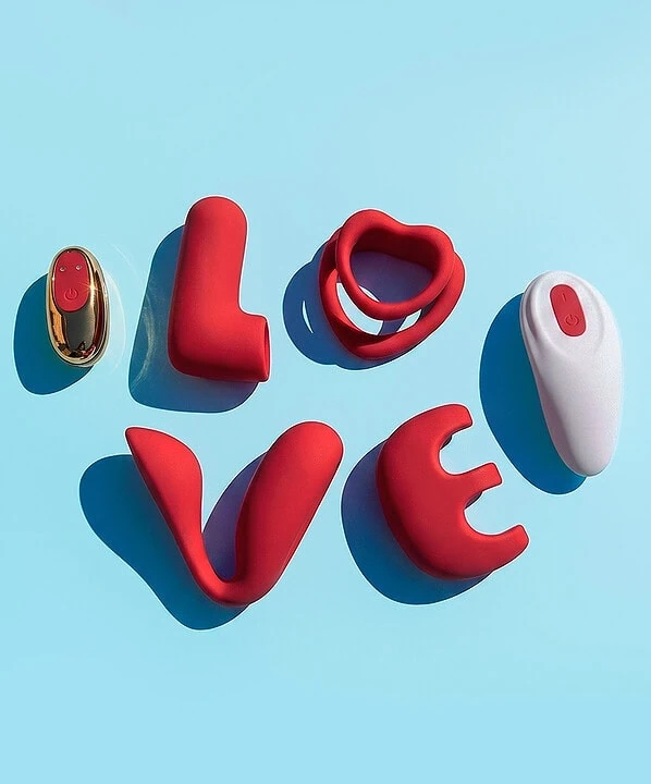 Brinquedos de silicone em forma de coração e letras que formam a palavra "LOVE".