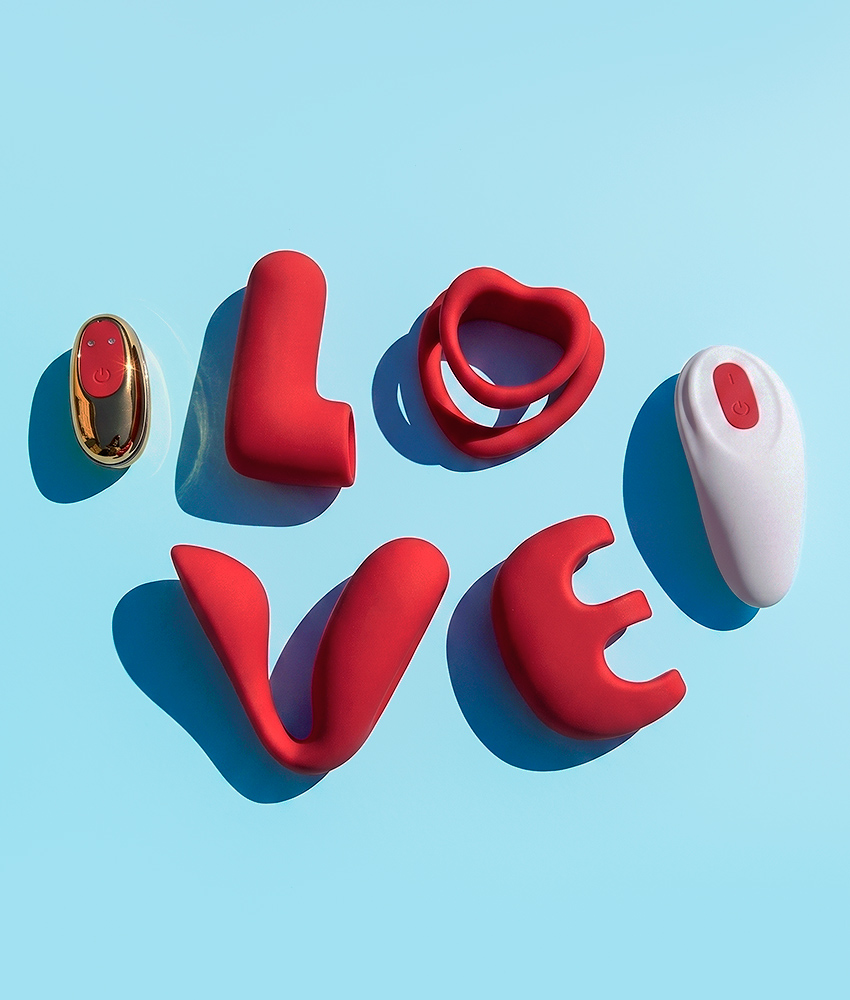 Brinquedos de silicone em forma de coração e letras que formam a palavra "LOVE".