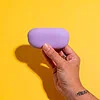 Estojo de fone de ouvido roxo, compacto e portátil, ideal para proteger seus dispositivos de áudio.
