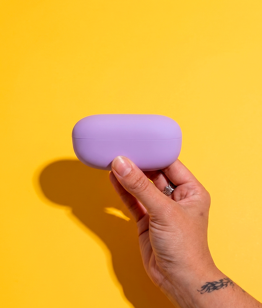 Estojo de fone de ouvido roxo, compacto e portátil, ideal para proteger seus dispositivos de áudio.