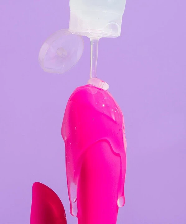 Sabonete líquido rosa sendo despejado na embalagem.