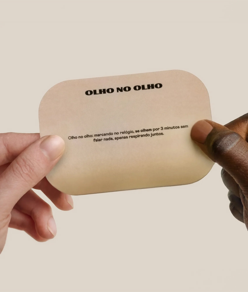 Cartas do jogo Reconnection Lubs com mensagem sobre o olho no olho.