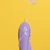 Gel lubrificante escorregando caindo em um vibrador lilás.