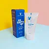 Hidratante facial Dona Coelha com embalagem azul e branca.