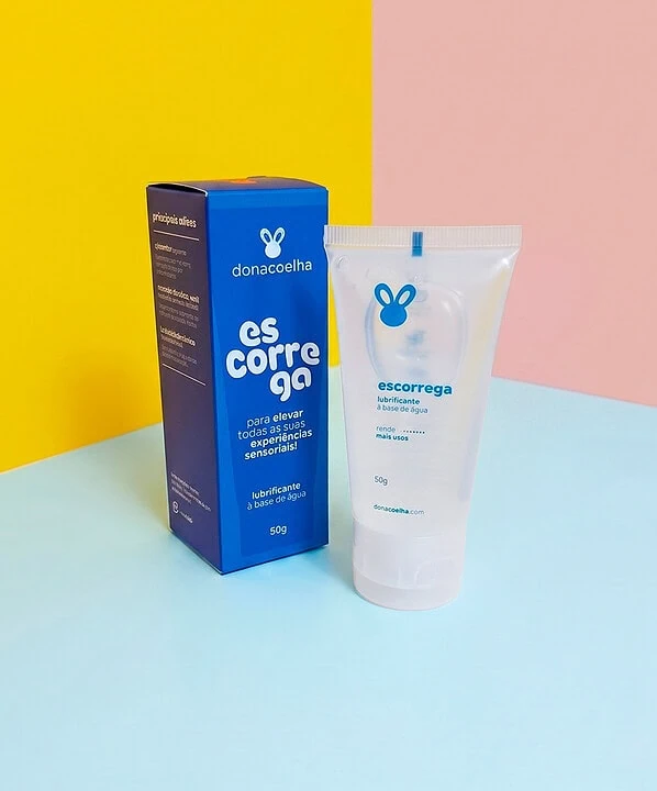 Hidratante facial Dona Coelha com embalagem azul e branca.