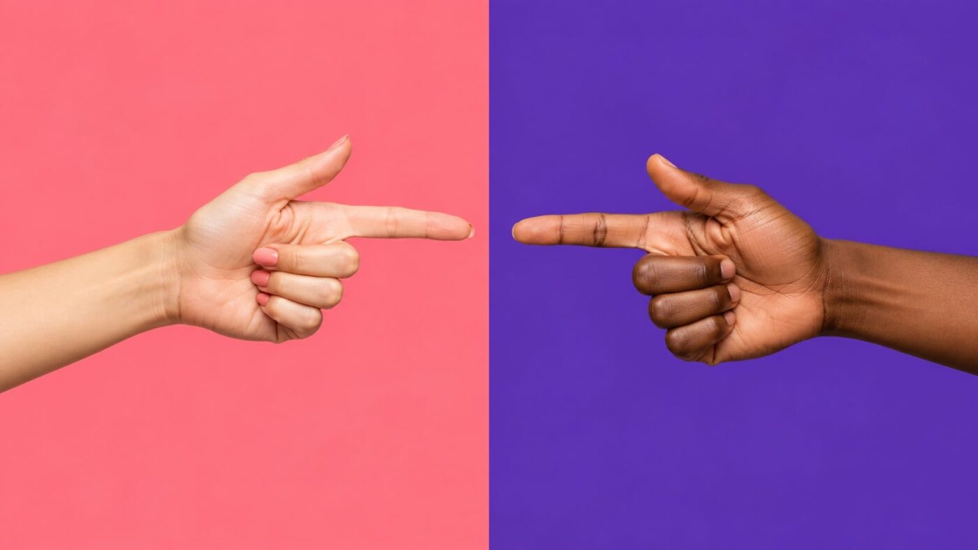 Fundo dividido em coral e violeta com duas mãos apontando para o centro, representando o dilema entre vibrador barato e premium