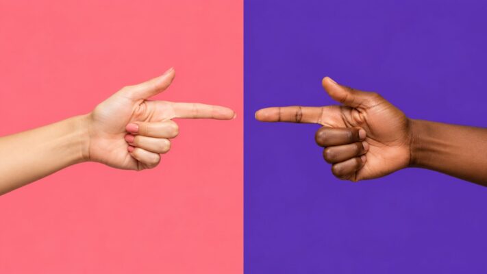 Fundo dividido em coral e violeta com duas mãos apontando para o centro, representando o dilema entre vibrador barato e premium